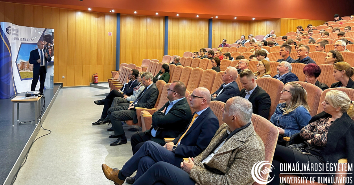 Dr. Molnár Ferenc Infrastruktúra vezérigazgató-helyettesi tanácsadó (MVM Zrt.)